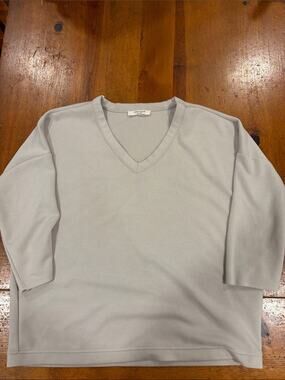 Cable & Gauge Pale Gray V-Neck Relaxed Knit Top